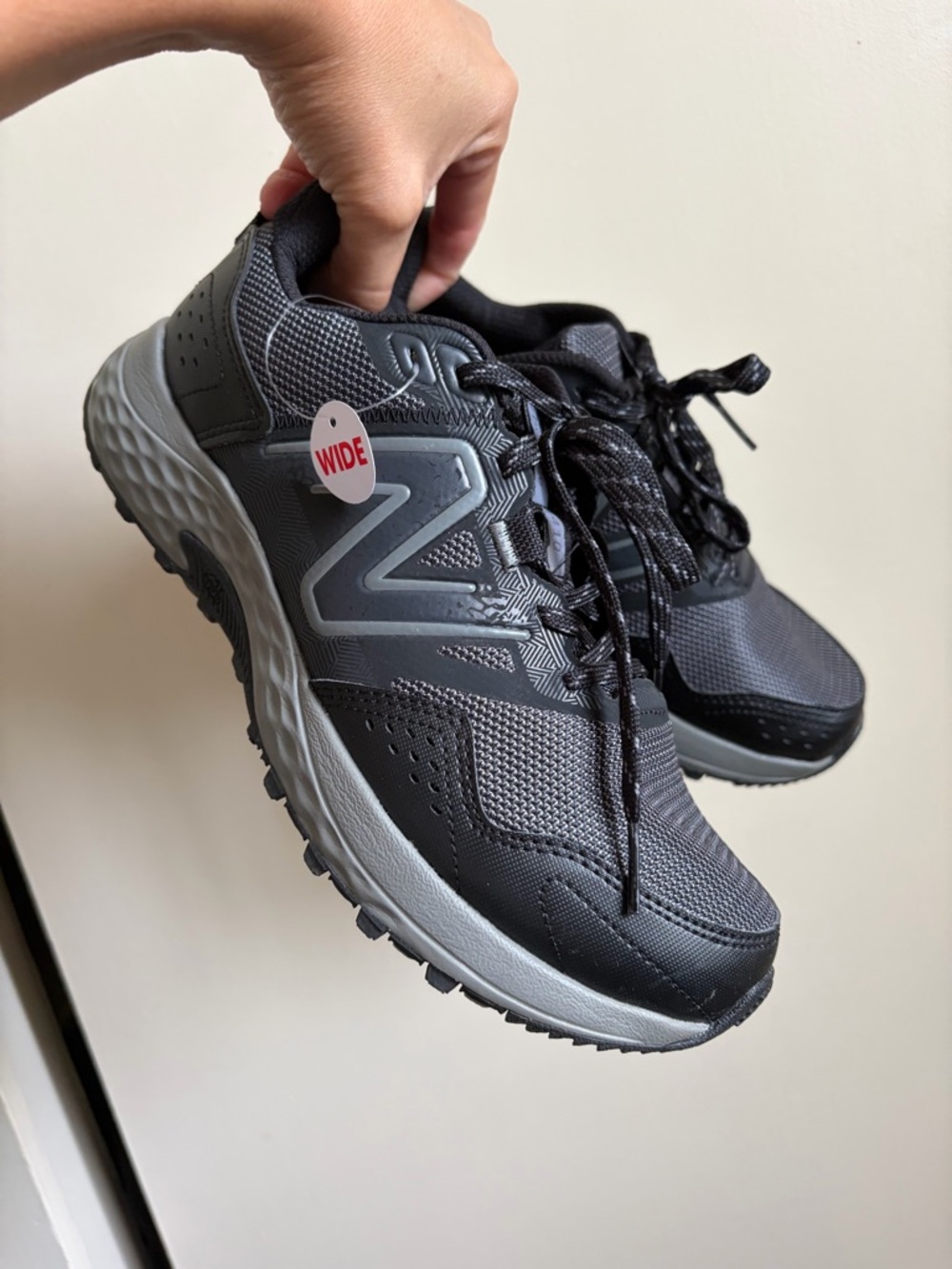 New Balance size 8 Men's Black Wide Athletic Sneakers LIKE NEW